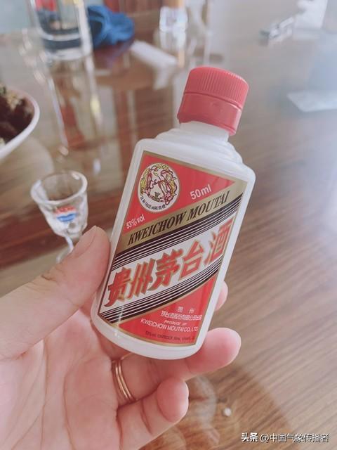 双节消费大反转！婚宴冷了、茅台跌了、螃蟹腰斩，年轻人在买啥？