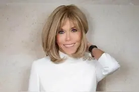 71岁布丽吉特为爱整容3小时！马克龙拉着妻子娇嫩的手，耳边细语图片