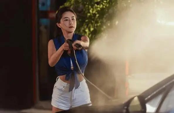 香港三级片女星下嫁农村，曾不雅照满天飞，如今42岁官宣怀孕