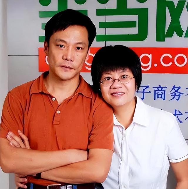 李国庆大婚，凭4个举动口碑暴增，对比96年与前妻婚礼，差距明显