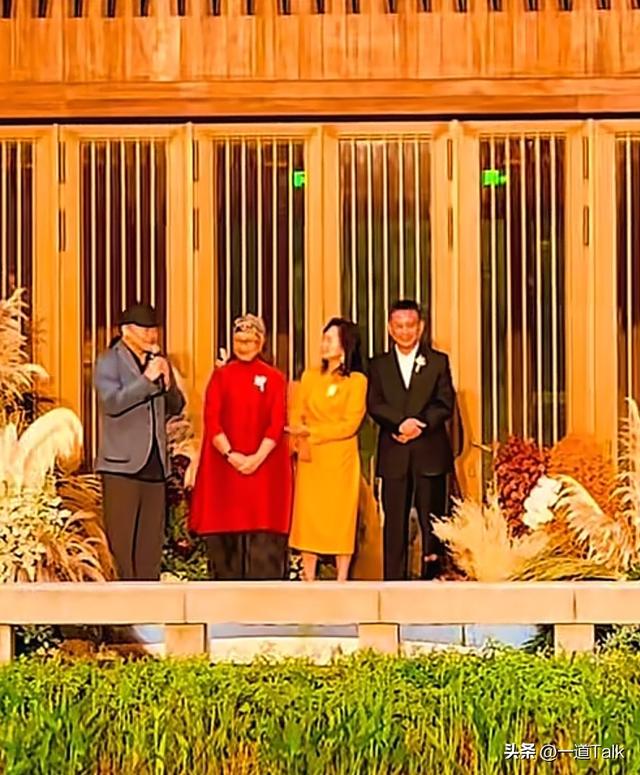 刘欢34岁女儿大婚！新娘打扮掉价，女婿长相普通，刘欢强颜欢笑