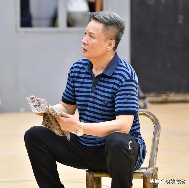 阎维文妻子近照曝光，抗癌35年萎缩驼背，夫妻仅差一岁却像两代人