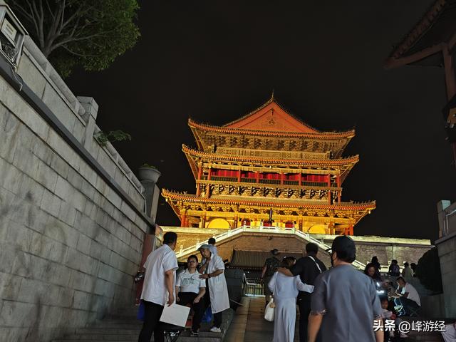 夜逛钟鼓楼，感受十三朝古都的人间烟火，不愧为大唐不夜城