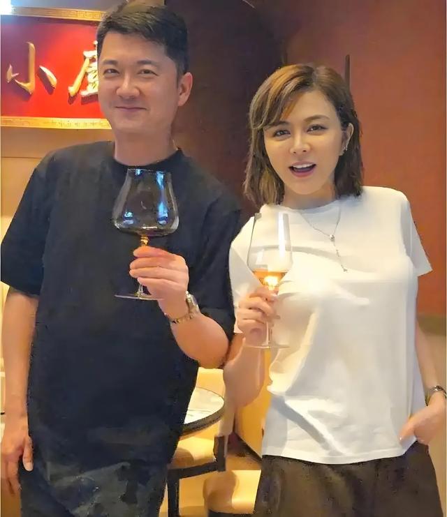 62岁关之琳与小男友甜蜜依偎！无子女活成豪门，香江美人至今惊艳