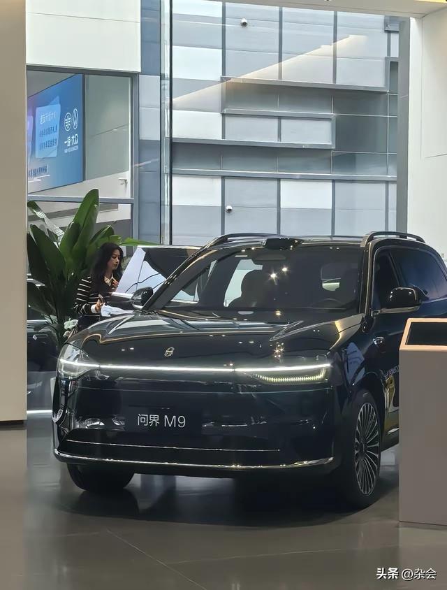 蒋欣北京现身鸿蒙智行，疑似要入手问界M9啦！