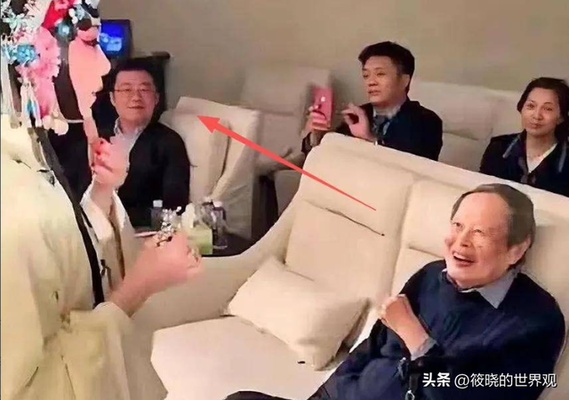 49岁的翁帆也没想到，杨振宁去世后，竟因一个举动实现口碑暴涨