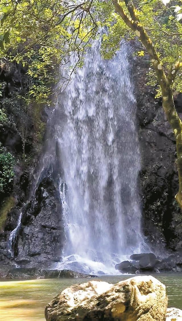“飞流直下三千尺”照进现实，马峦山瀑布迎来最佳观赏期