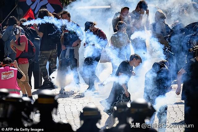 巴黎催泪弹VS抗议者燃烧弹！马克龙支持率跌至17%
