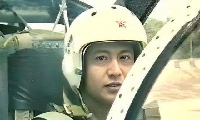 南海撞机王伟成功跳伞，咋10万人都找不到他？直到20多年后才明白