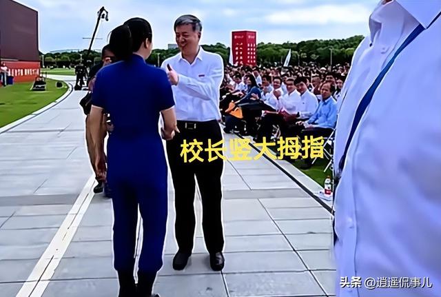 王浩泽参加东南大学开学礼，安保陪同，眼尖网友：有防刺手套！