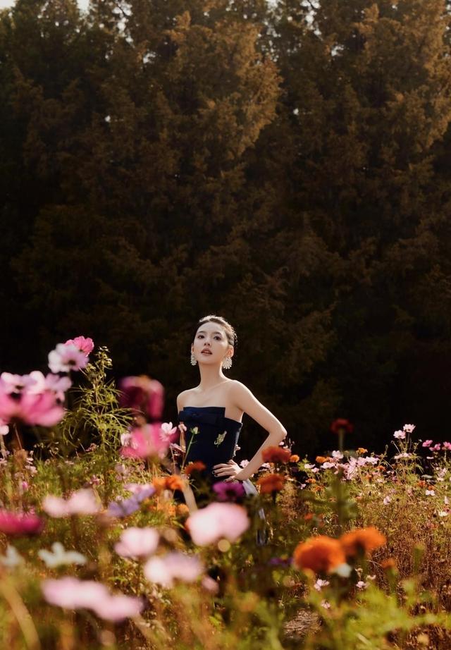 章若楠一字肩裙装美翻天，白皙肌肤晶莹剔透	，摄影师捕捉童话瞬间