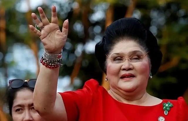 菲律宾彻底炸锅！民众怒吼：马科斯赶紧下台，让位杜特尔特女儿