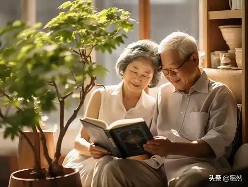 退休后才明白	，不管70岁80岁，拥抱才是最好的“降压药”