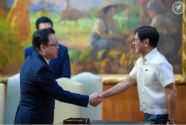 海空军出动，轰炸机远程奔袭，美国一言不发，菲律宾慌忙改口
