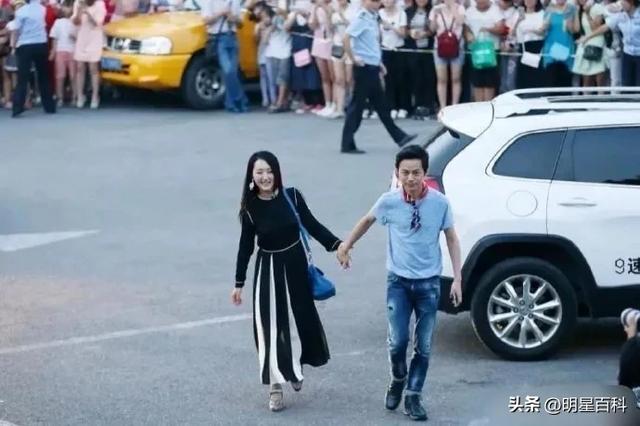 51岁的何炅，牵手54岁的杨钰莹，年过半百的俩人，画面温馨
