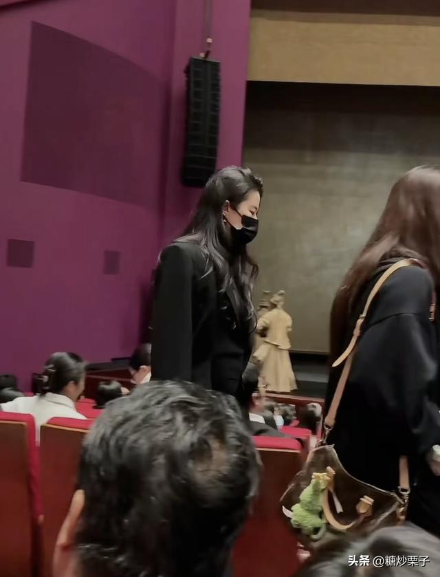 刘亦菲北京被偶遇！头发油腻仍惊艳，真人瘦到发光，大长腿太吸睛