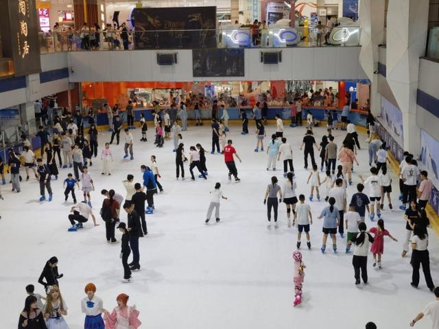 消暑纳凉新选择：正佳冰雪场馆打造暑期都市冰上乐园
