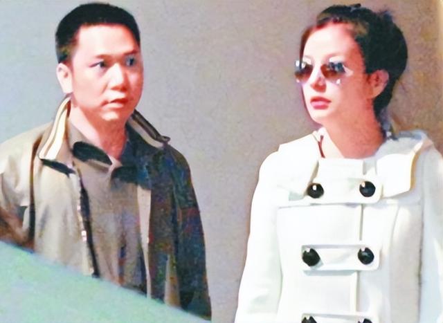 赵薇一家三口旅游回来，75岁母亲打扮时尚，小四月越来越像赵薇了
