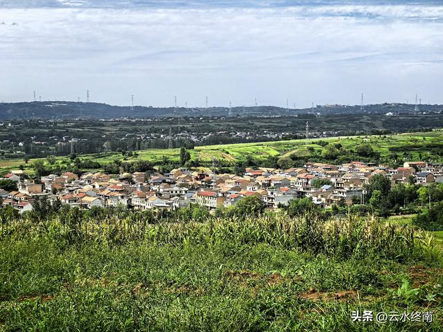 在西安最美免费露营地感叹：坡地变梯田，梯田变草原。真是神奇
