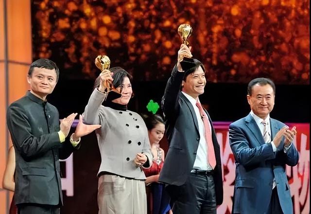 董明珠逛成都太古里，穿粉装大笑毫无架子，70多岁仍在拼事业