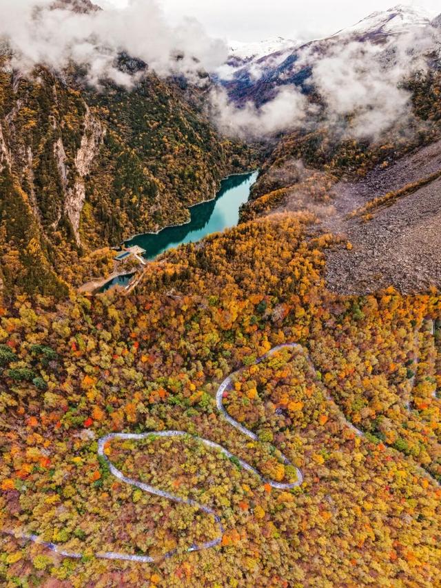 松坪沟彩林已“封神”！泡暖泉、赏非遗打铁花，这波三重盛宴错过等一年！