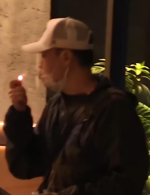 辛柏青消失五个月现身一个举动败坏好感，身边长发美女引人热议