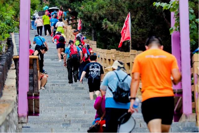 唐山：环迁西凤凰山绿色登高之旅举办