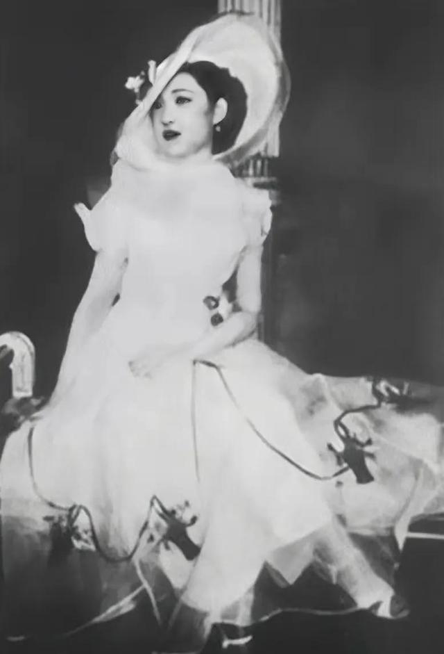 张学良痴迷一生的赵一荻有多美?16岁时在香山留影,美若天仙!