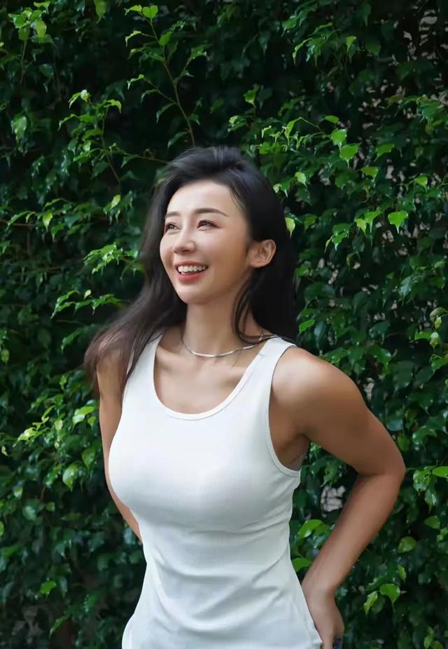 “中国卡戴珊”张曼源，身材丰满性感，凹凸有致，展现不一样的美