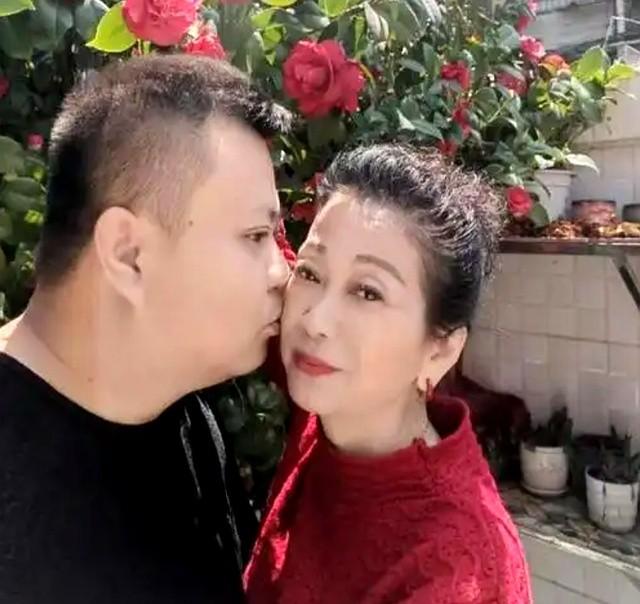 2003年，湖南小伙爱上二婚，还大他24岁的大妈，恋爱21年如今咋样