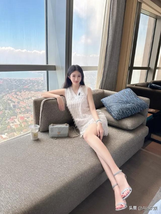 演员赵昕青岛度假，帆船上秀长腿，脚上的甲油太鲜艳了