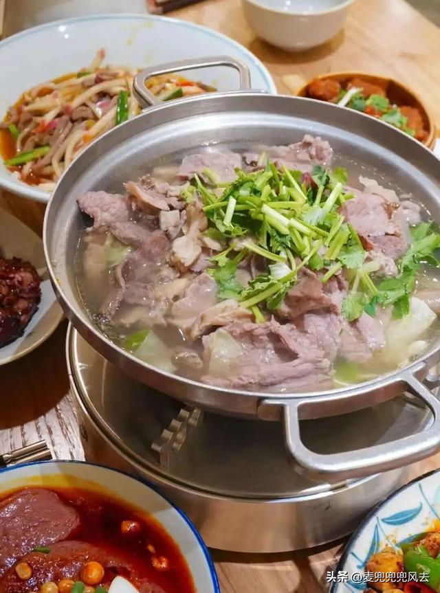 初雪落仙山：邂逅峨眉山最静谧的初冬，领略银装素裹的人间仙境！