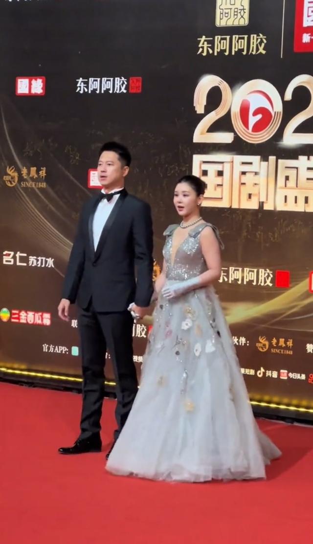 炸屏！王雷李小萌夫妇牵手国剧盛典晚会，夫妻恩爱画面被网友夸爆