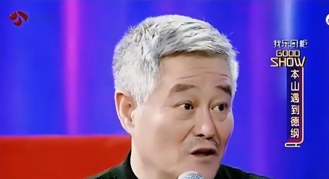 69岁赵本山：每天2包烟，顿顿8两酒，跟生前的杨少华如出一辙