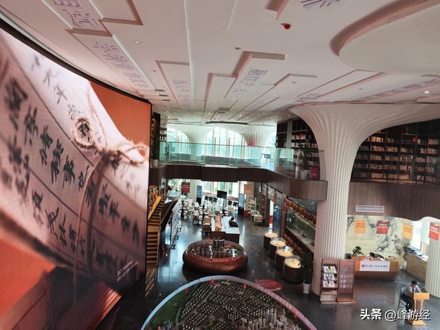 还以为是售楼部其实就是，在北海巴川图书馆中沉迷