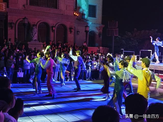 走进郑州中牟建业电影小镇，看各种特色表演，还能参与互动项目。