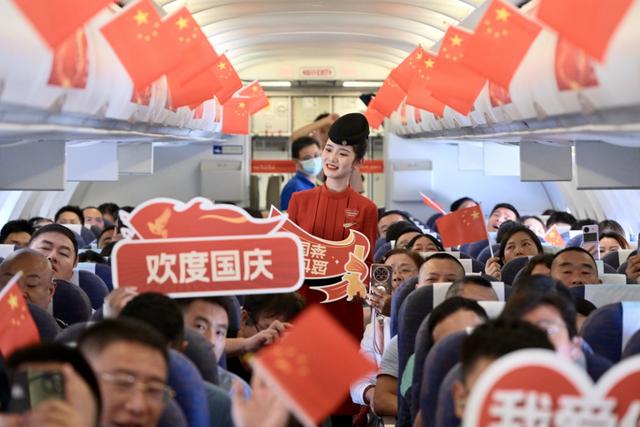 迎双节！川航在成都两机场投放近100架飞机，开展“中国心·川航情”主题空地活动