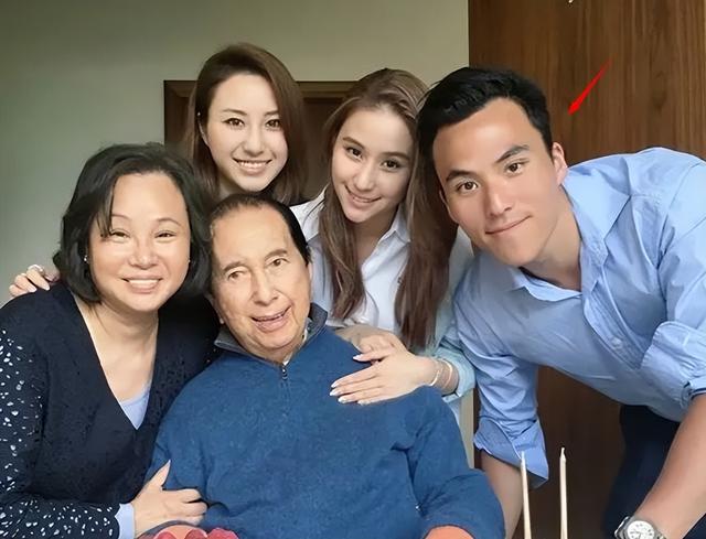 窦骁不忍了！何超莲4字回应婚变成笑话？向太怂了，连夜删文表态
