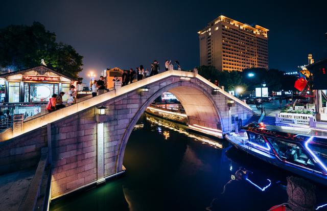 桨声灯影古运河，千年驿道焕新颜：夜泊南长记