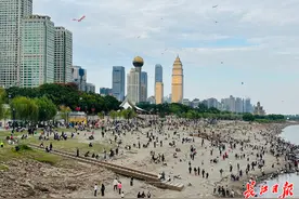 江滩边“长”满游客，黄鹤楼门票提前停售，城市漫游人流如织图片