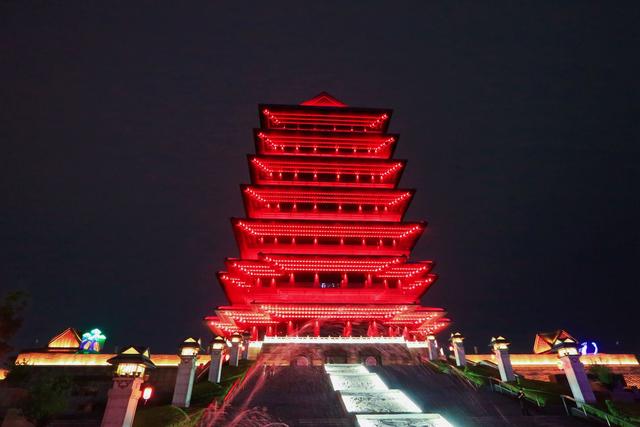 兰州黄河楼，被誉为“万里黄河第一楼”，在楼中还藏着众多博物馆