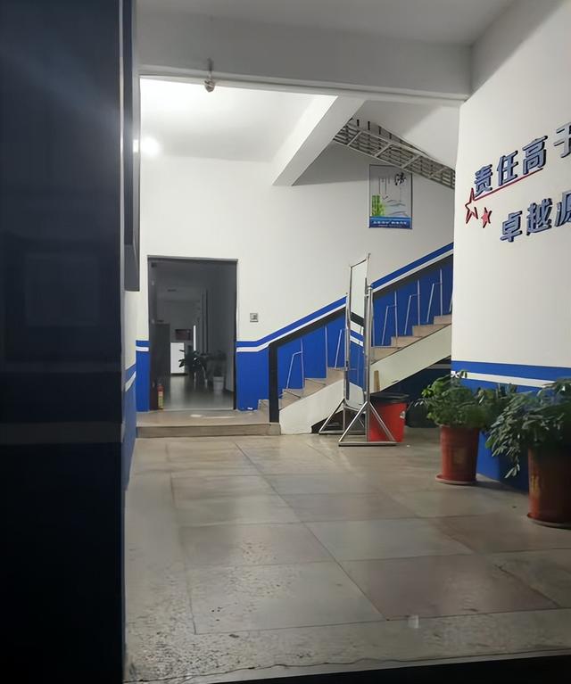 家长联手警察给迷恋手机男孩上了一课