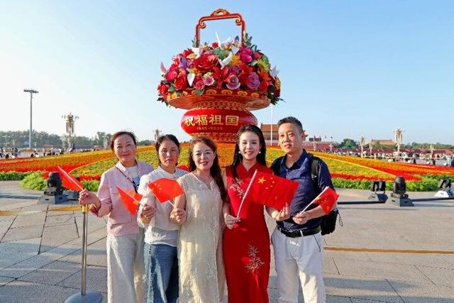 “祝福祖国”花篮亮相天安门广场吸引游客争相打卡
