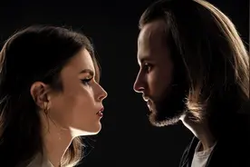 男女之间这些小动作,全是暧昧信号,单身狗慎入!图片