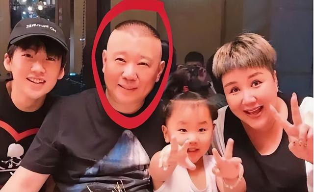 郭德纲一家现身上海，王惠穿绿裙胖到没脖子、10岁郭汾阳眼斜嘴歪