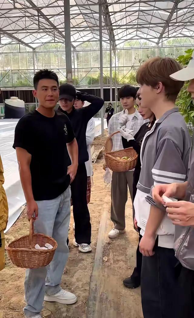 欧豪和杨幂现身菜园子，杨幂好漂亮，欧豪痞帅痞帅的，简直太养眼