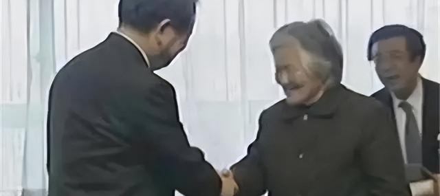 陕西89岁老人一生不愿上户口，临终前拿出照片，暴露真实原因