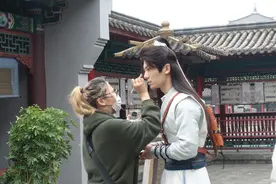 把商品链接直接挂在短剧里！“辛巴”们下场开拍，各大电商平台也坐不住了图片