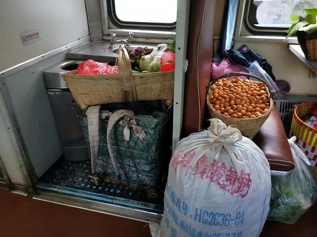 坐高铁4小时680元，坐绿皮火车14小时170元，果断选择坐绿皮火车