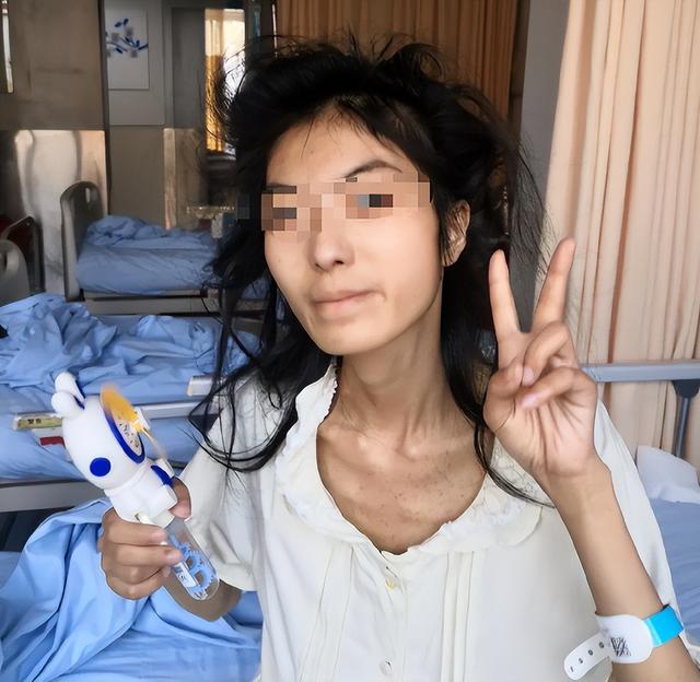 21岁大三女生癌症去世！临终视频曝光：紧握妈妈的手不松开
